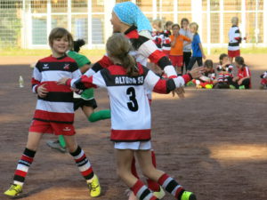 Freude pur: Maj und Emilia jubeln mit Louise nach deren 1:0
